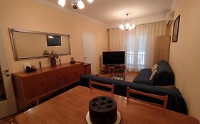 Cozy Three Bdrms Central Apt At Five Filippou Str